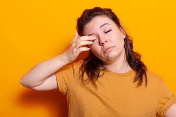 Mengucek mata menyebabkan kulit berkeriput.