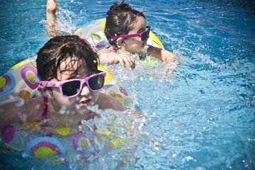 Berenang di kolam renang umum ternyata memiliki risiko terkena penyakit tertentu.