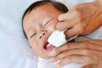 Cara mengatasi sariawan pada bayi.