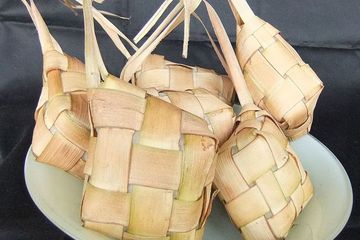 Ketupat salah satu makanan khas saat Hari Raya Idul Fitri di Indonesia.