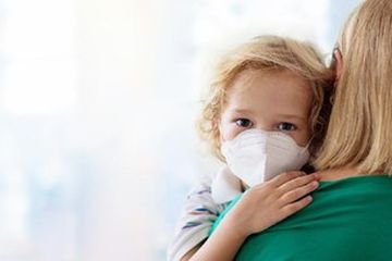 Setiap kali balita diajak keluar rumah, jangan lupa pakaikan masker