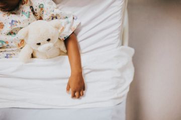 hepatitis akut misterius yang menyerang anak 1 bulan hingga 15 tahun.