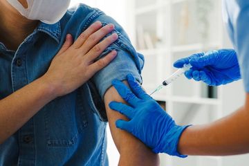 Jarak vaksin booster dari vaksin Covid-19 dosis lengkap minimal adalah tiga bulan.