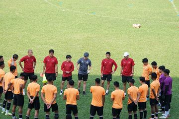 Skuad timnas U-23 Indonesia mendengarkan arahan dari Shin Tae-yong saat latihan jelang lawan Vietnam di SEA Games 2021.