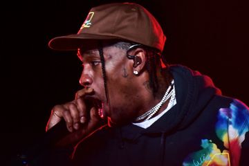 Janinnya Meninggal Pas Nonton Festival, Orang Ini Gugat Travis ...