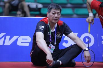 Pelatih ganda putra Indonesia, Aryono Miranat saat memantau latihan jelang laga SEA Games 2021.