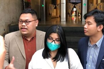 Dea OnlyFans, bersama para pengacaranya di Polda Metro Jaya.