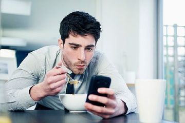Makan sambil pegang HP.