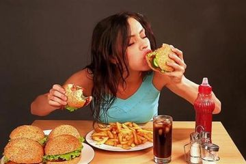 Tetap langsing meski suka makan banyak.