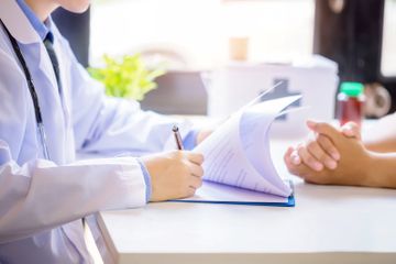 Jangan Sampai Tertipu, Ini Trik untuk Bedakan Dokter Asli dan Gadungan