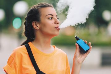 Rokok Elektrik, Vape atau Pods Alternatif Sehat Bagi Perokok, Tapi Bagi Perempuan Lain Ceritanya