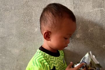 Moms wajib tahu, berikut ini beberapa penyebab telinga anak bau.