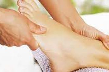 Terapi pijat kaki banyak manfaatnya bagi kesehatan, di antaranya melancarkan peredaran darah.