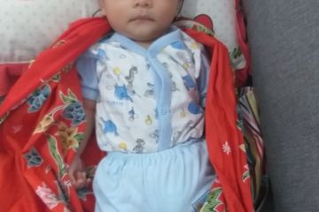 Dads bisa berperan sama membedong bayi