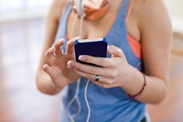 Langsung memeriksa handphone setelah berolahraga tidak disarankan.