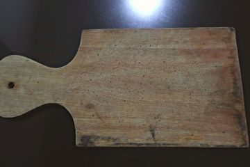 Moms, begini cara membersihkan noda minyak pada talenan kayu dengan modal soda kue.