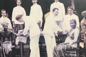 Para dokter Hindia Belanda sedang memberikan suntikan pencegahan kolera. Indonesia pernah terjangkit 7 wabah penyakit.  