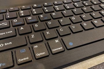 Dads, simak berikut ini bagaimana cara membersihkan keyboard laptop dengan benar.