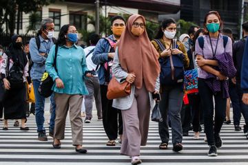 masyarakat menggunakan masker 