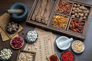 Traditional Chinese Medicine (TCM) dan Pengobatan Medis Barat, Apa Bedanya?