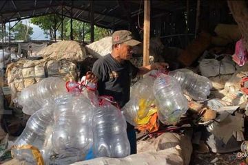 Sampah plastik air minum menjadi perhatian kelangsungan bumi.