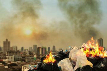 Jangan Lakukan, Membakar Sampah Plastik Ternyata Ini Bahayanya