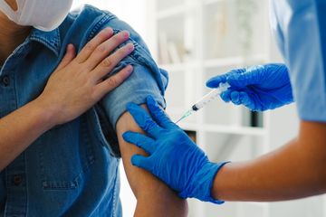 Vaksin booster diperlukan untuk menambah perlindungan terhadap infeksi virus corona.