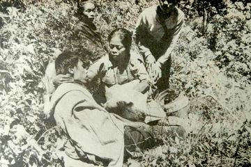 Penemuan Khumaidi oleh Mbok Sardi, pencari jamur di Gunung Lawu yang terabadikan oleh lensa kamera Don Hamsan dan pernah terbit dalam koran Mutiara pada tahun 1987.