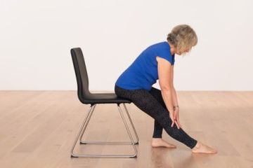 Yoga kursi untuk lansia memberikan manfaat keseimbangan, fleksibilitas dan kebugaran.