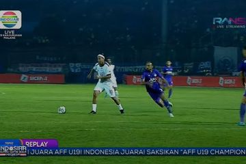 Ronaldinho menunjukan aksinya saat memperkuat Rans Nusantara FC pada laga bertajuk Trofeo Ronaldinho di Stadion Kanjuruhan, Malang, Minggu (26/6/2022).