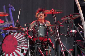 Istri Drummer Mötley Crüe Nge-spill Kejadian Patah Tulang Tommy ...