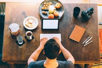 Sarapan di rumah ataupun di kantor sama baiknya, asalkan tidak dilewatkan.
