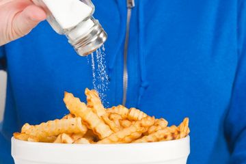 Menaburkan Garam di Atas Makanan, Tingkatkan Risiko Kematian Dini