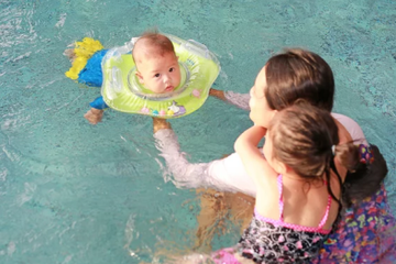 Pelampung Leher Dipakai Ameena Nur Atta Usia 3 Bulan Saat Berenang,  Mengapa FDA Sebut Benda Ini Justru Berisiko Untuk Bayi dan Anak?