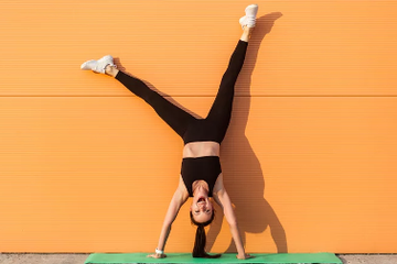 Gerakan headstand viral di TikTok punya manfaat untuk kesehatan meski membutuhkan keahlian.