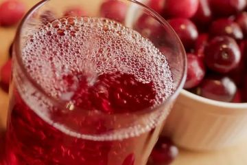 Mengatasi ISK Seperti yang Dialami Kalina Oktarani dengan Jus Cranberry, Bisakah?