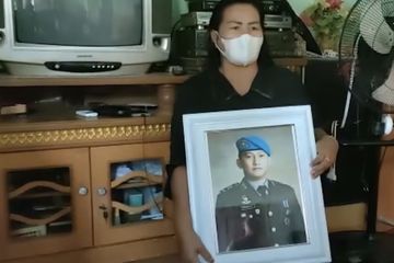 Foto almarhum Brigadir Nofriansyah Yoshua Hutabarat alias Brigadir J dibawa ibunya. Selesai menjalani autopsi ulang.