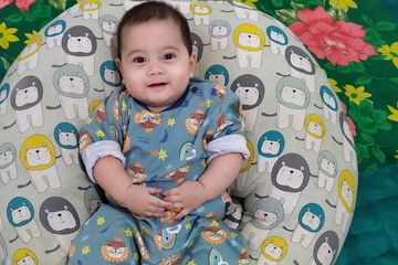 daftar nama bayi laki-laki yang artinya luar biasa salah satunya adalah Elio.