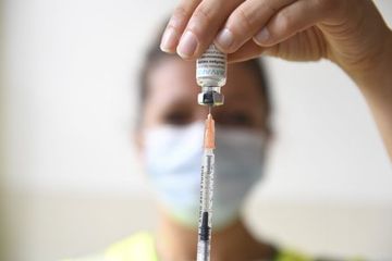 Seorang profesional kesehatan menyiapkan dosis vaksin cacar monyet di pusat vaksinasi kota Edison di Paris, Prancis, 27 Juli 2022. 