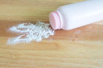 Johnson&amp;Johnson menarik bedak bayinya yang dituduh mengandung asbes.