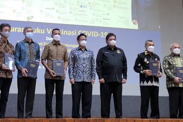 Menkes bersama Menko RI luncurkan buku vaksinasi Covid-19 sebagai rangkuman dinamika pandemi Covid-19, pada hari ini (11/08/2022).