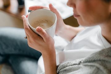 Cara minum kopi yang aman dan nyaman bagi penderita GERD.