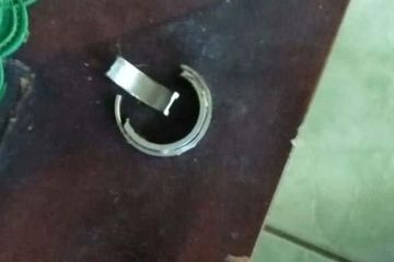 2 buah ring metal yang berhasil dilepaskan petugas Damkar dengan gerinda dari penis.