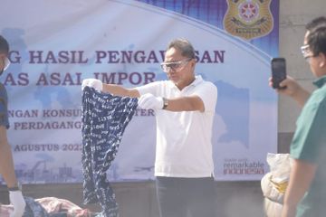 Menteri Perdagangan Musnahkan Ratusan Bal Baju Bekas Impor, Mengandung Bakteri Rugikan Kulit Meski Sudah Dicuci Berulangkali