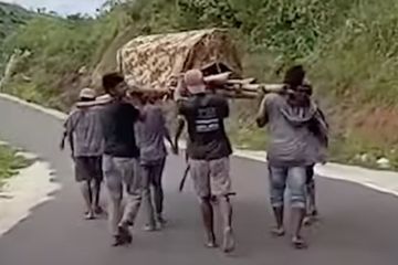 Warga Mamuju masih menandu jenazah dengan jalan kaki di tengah 77 tahun Indonesia merdeka.