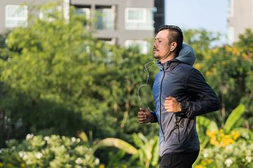 Masih Olahraga Lari Pakai Jaket Sauna? Ini Risikonya Menurut Dokter