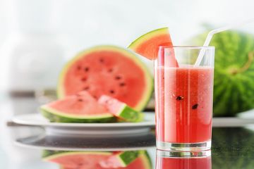 Semangka, buah kaya air yang bisa mencegah dan menurunkan hipertensi.