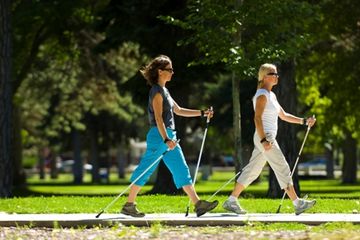 Nordic walking membantu membakar lebih banyak kalori daripada berjalan kaki biasa.