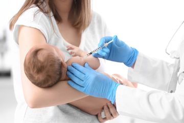 Daftar vaksin wajib dan yang dianjurkan bagi bayi mulai usia 0 bulan.