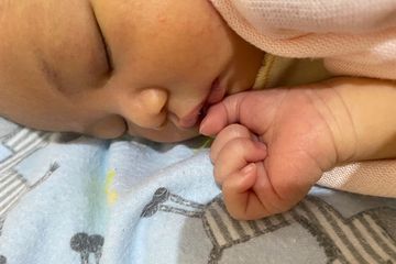Cara membuat obat larutan saline untuk bayi di rumah dan harga yang tersedia di apotik
